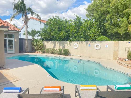 Kolam renang di atau dekat dengan Heated Pool - Spacious, Cheerful Home 5br/3bath