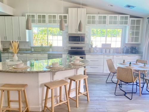 Dapur atau dapur kecil di Heated Pool - Spacious, Cheerful Home 5br/3bath