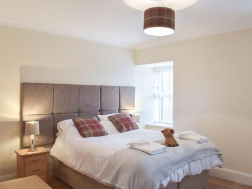 A bed or beds in a room at Dairy Cottage - Uk39522