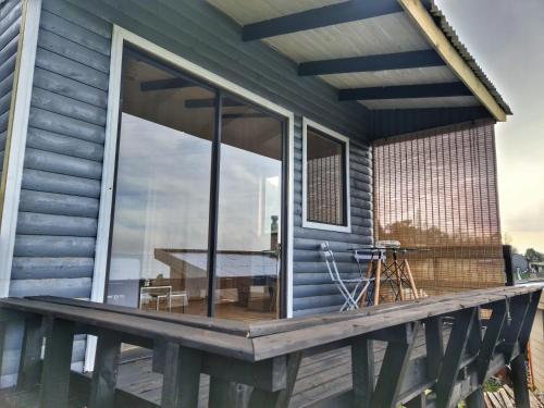 una casa con grandes puertas de cristal en la cubierta en Loft Puro Ranco, en Lago Ranco