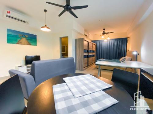 Una cama o camas en una habitación de 10am-6pm, SAME DAY CHECK IN AND CHECK OUT, Work From Home, The Hyve-Cyberjaya, Private Studio by Flexihome-MY