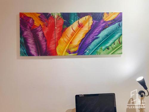 Una televisión o centro de entretenimiento en 10am-6pm, SAME DAY CHECK IN AND CHECK OUT, Work From Home, The Hyve-Cyberjaya, Private Studio by Flexihome-MY