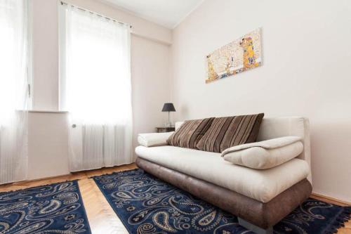 A seating area at Home Away Apartment