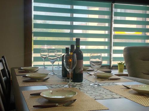 een tafel met wijnflessen en wijnglazen erop bij 富士旅の家 in Fujikawaguchiko