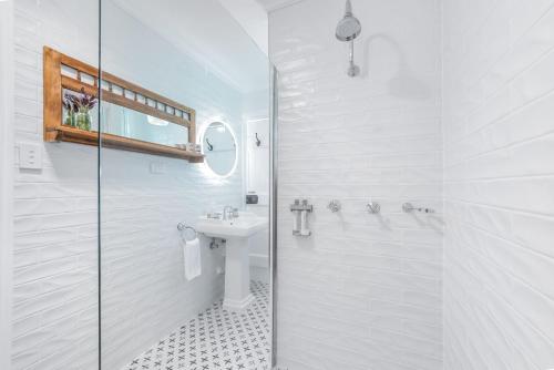 スタンソープにあるDiamondvale Estate Stanthorpeの白いバスルーム(シンク、シャワー付)