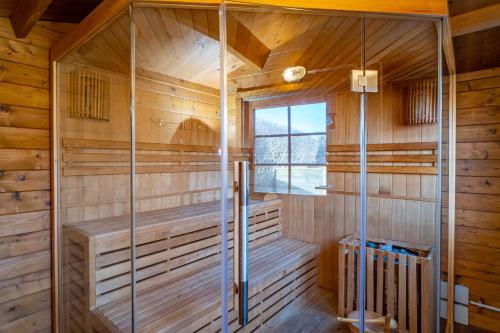 - un sauna dans une cabane en bois avec une fenêtre dans l'établissement Haus Strandoase, à Westerland