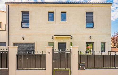 Nice Home In Pessac With Outdoor Swimming Pool, 4 Bedrooms And Wifi
