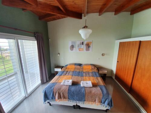 sypialnia z łóżkiem z dwoma ręcznikami w obiekcie Duplex en Parque Síquíman w mieście Villa Parque Siquiman