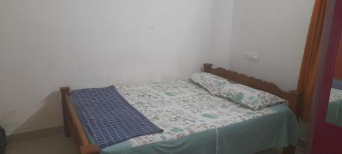 Ein Bett oder Betten in einem Zimmer der Unterkunft B & B Konni, Pathanamthitta