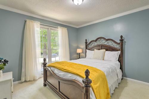 - une chambre avec un grand lit et une fenêtre dans l'établissement Peaceful Dallas Home with Deck and Charcoal Grill, à Hiram