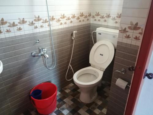Ein Badezimmer in der Unterkunft B & B Konni, Pathanamthitta