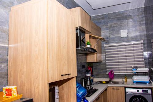 Kuchyň nebo kuchyňský kout v ubytování NIFEWAT APARTMENT,Cardiff suite 2bedroom apartment with gym ,Netflix and WiFi