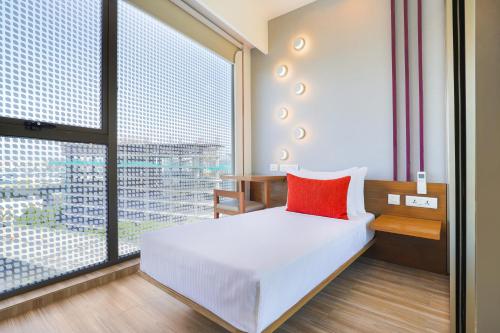 Postel nebo postele na pokoji v ubytování Lemon Tree Hotel, Kalina BKC, Mumbai
