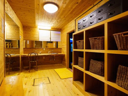 Habitación con escritorio y mesa en una habitación de madera. en Ureshino Onsen Kotobukiya en Ureshino