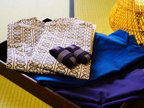 a box sitting on top of a blue blanket at Ureshino Onsen Kotobukiya in Ureshino