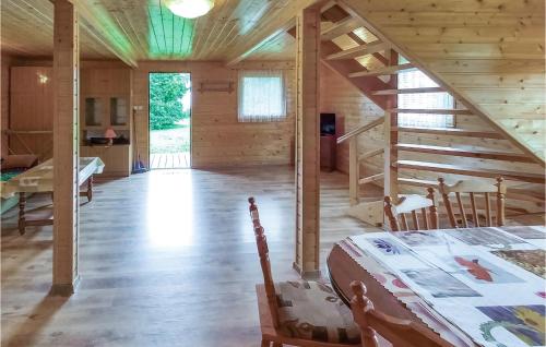 una camera con scala in una casa di legno di Four-Bedroom Holiday Home In Choczewo a Choczewo