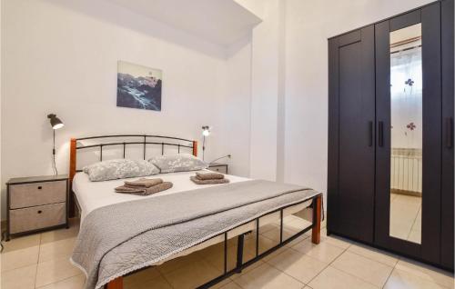1 dormitorio con 1 cama grande y vestidor en Nice Home In Poljica With House Sea View en Marina
