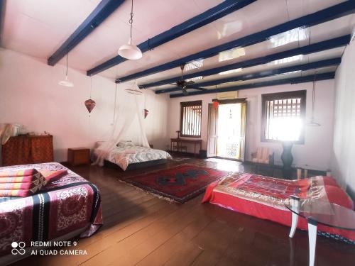 Cette chambre comprend 3 lits. dans l'établissement Joti's oasis Chinatown, à Malacca