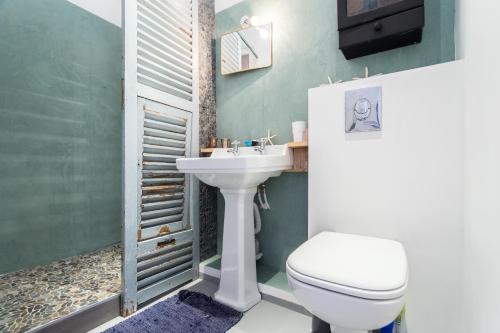 une salle de bain avec toilettes et lavabo dans l'établissement Appartement le Fighiéra, à Nice