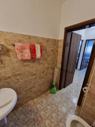 y baño con aseo, lavabo y cepillo de dientes. en Апартамент широк център варна15 минути до центъра, en Varna
