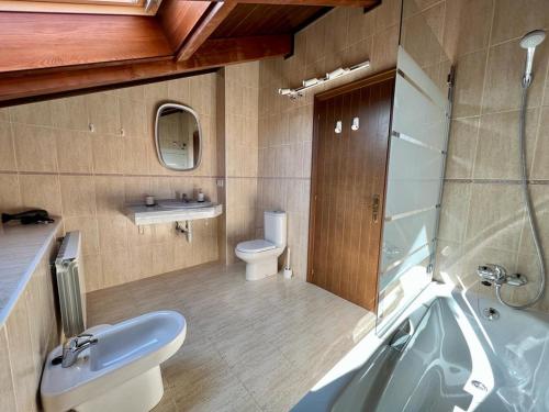a bathroom with a sink and a toilet and a tub at GOLF SOJUELA naturaleza Pet friendly in Sojuela