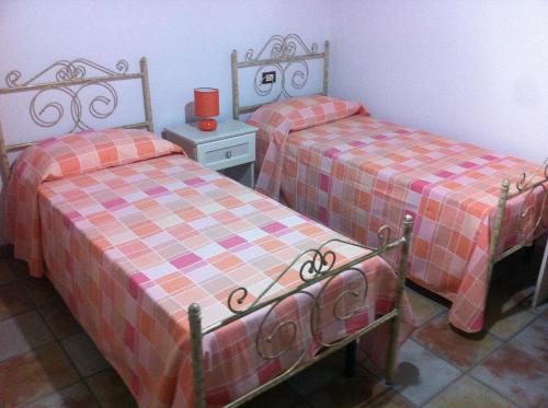 クストナーチにあるAntico Ciottoloのベッド2台が隣同士に設置された部屋です。