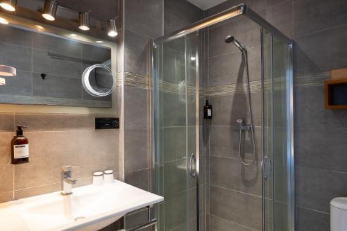 La salle de bains est pourvue d'une douche et d'un lavabo. dans l'établissement Key Largo, à Bandol