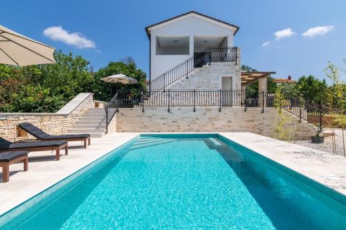 Πισίνα στο ή κοντά στο Villa Irma