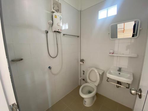 Ban Mungにあるกนกกานต์โฮมสเตย์のバスルーム(トイレ、洗面台付)