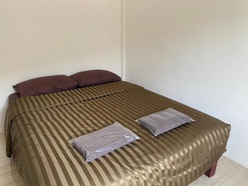 Ban Mungにあるกนกกานต์โฮมสเตย์のベッド1台(枕2つ付)