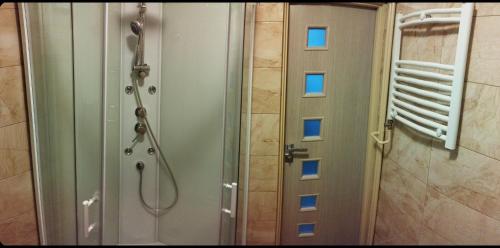 Ένα μπάνιο στο Apartament przy dworcu w Sanoku