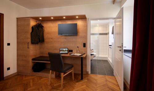 a room with a desk and a television on a wall at Erler Koornhuus in Raesfeld