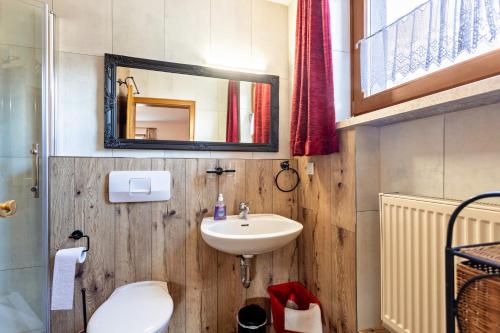 uma casa de banho com um lavatório e um espelho em Steinplatte em Reit im Winkl