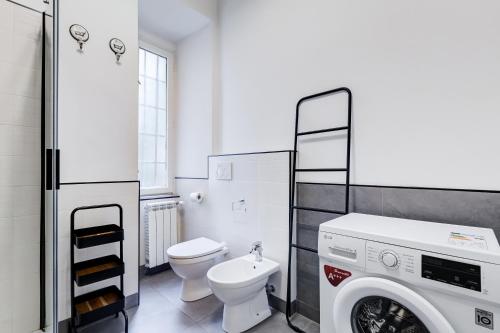 a bathroom with a toilet and a washing machine at BDC - Residenza Valadier 3-Bdr and 3 bathrooms apt in Rome