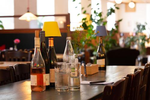 een tafel met flessen wijn en een glas bij Klosterwirt Polling in Polling