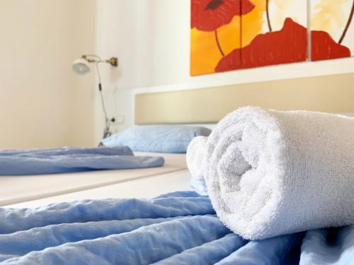 2 camas con toallas en una habitación en Rosengarten en Bolzano