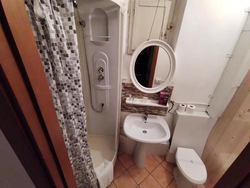 a small bathroom with a sink and a mirror at le lanterne in Foligno
