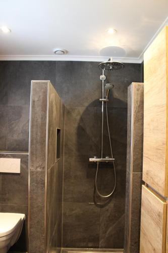 een badkamer met een douche en een wastafel bij Grindweg 4C in Westkapelle