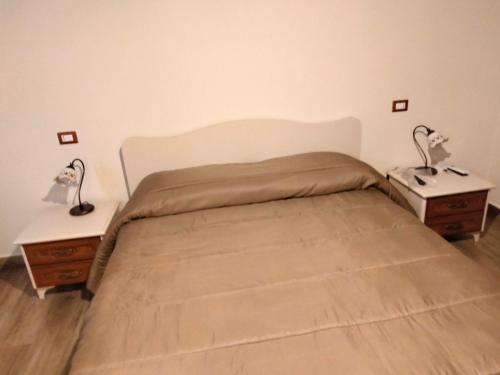 سرير أو أسرّة في غرفة في Ai doganieri