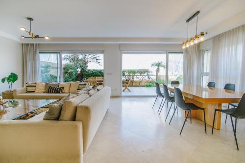 - un salon avec un canapé et une table dans l'établissement Marina Apartments by Olala Homes, à Herzliyya B