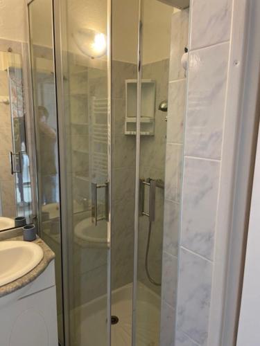 a bathroom with a shower and a sink at Appartement GRUISSAN Plage du Grazel in Gruissan