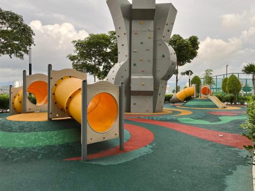 um parque infantil com uma parede de escalada e um escorrega em Datum Jelatek MHQ NAF Perfect, Relaxing, Sky Ring Bridge em Kampong Datok Keramat
