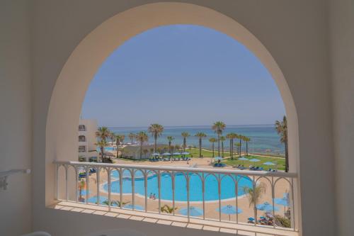 La alberca dentro o cerca de Khayam Garden Beach Resort & Spa