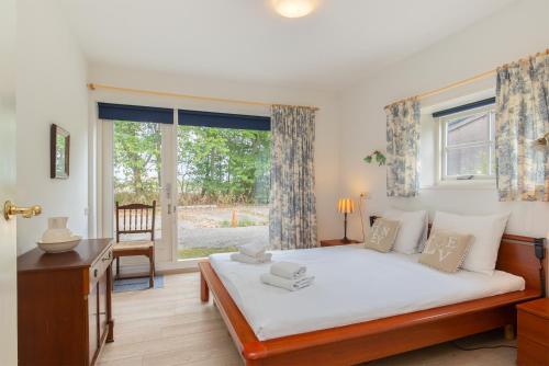 เตียงในห้องที่ Hello Zeeland - Vakantiehuis Het Blauwe Hof