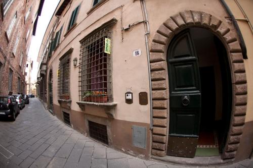 un bâtiment avec une porte sur le côté d'une rue dans l'établissement La Colonna (Historic Centre), à Lucques