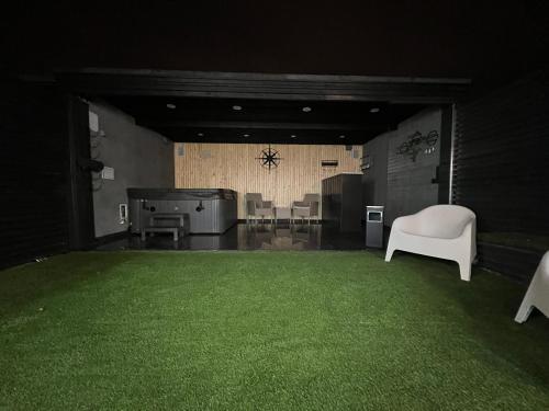 Penthouse Style Luxury 2 Bedroom House has Hot-Tub, extra fees apply photo 16