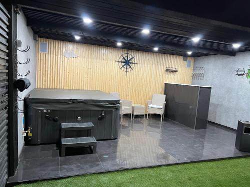 Penthouse Style Luxury 2 Bedroom House has Hot-Tub, extra fees apply photo 15