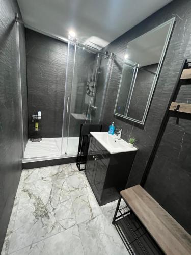 Penthouse Style Luxury 2 Bedroom House has Hot-Tub, extra fees apply photo 14