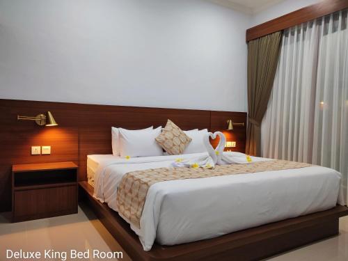 1 cama en una habitación de hotel con 1 cama grande en Pondok DenAyu Homestay, en Kuta