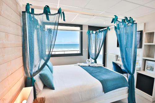 Cama o camas de una habitación en The Originals Boutique, Hôtel Neptune, Berck-sur-Mer